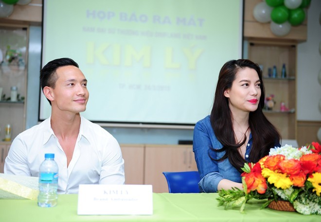 Kim Ly do mat khi Truong Ngoc Anh om hoa den tang-Hinh-5